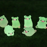 Kit 6 Mini Porquinhos Luminosos – Brilham no Escuro em Poses Diferentes