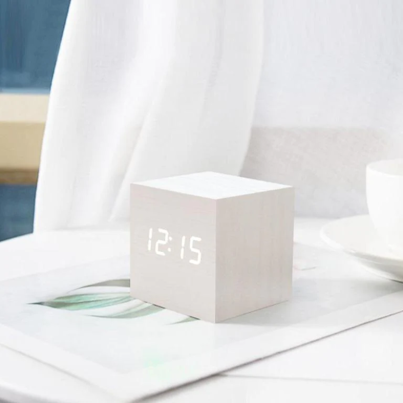 Relógio de Mesa LED Cubo em Madeira – Digital com Display de Temperatura e Data
