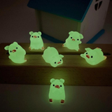 Kit 6 Mini Porquinhos Luminosos – Brilham no Escuro em Poses Diferentes