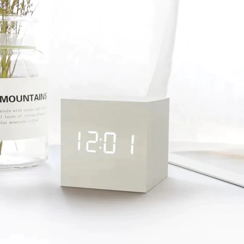 Relógio de Mesa LED Cubo em Madeira – Digital com Display de Temperatura e Data