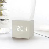 Relógio de Mesa LED Cubo em Madeira – Digital com Display de Temperatura e Data