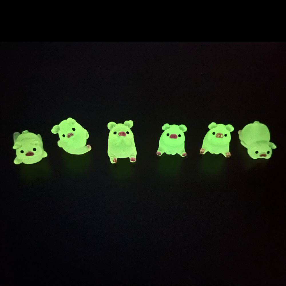 Kit 6 Mini Porquinhos Luminosos – Brilham no Escuro em Poses Diferentes