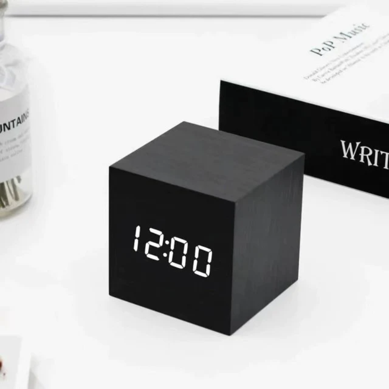 Relógio de Mesa LED Cubo em Madeira – Digital com Display de Temperatura e Data
