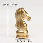 Escultura Peça de Xadrez Dourada em Resina – Cavalo Decorativo para Sala