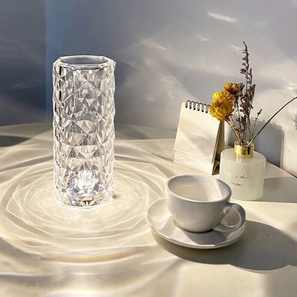 Luminária de Cristal com Padrão de Rosa – Touch USB com Projeção de Luz Diamante