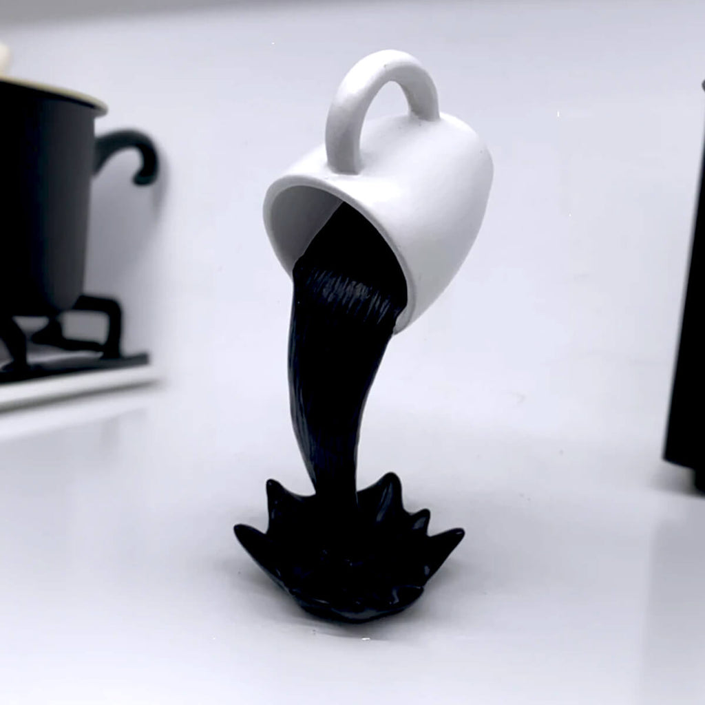 Xícara Decorativa Flutuante com Café Derramando – Escultura para Amantes de Café