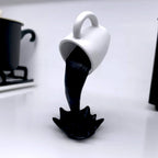 Xícara Decorativa Flutuante com Café Derramando – Escultura para Amantes de Café