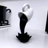Xícara Decorativa Flutuante com Café Derramando – Escultura para Amantes de Café
