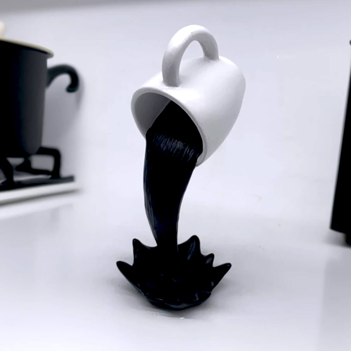 Xícara Decorativa Flutuante com Café Derramando – Escultura para Amantes de Café