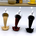 Xícara Decorativa Flutuante com Café Derramando – Escultura para Amantes de Café