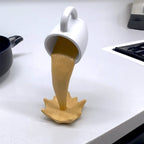 Xícara Decorativa Flutuante com Café Derramando – Escultura para Amantes de Café
