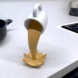 Xícara Decorativa Flutuante com Café Derramando – Escultura para Amantes de Café