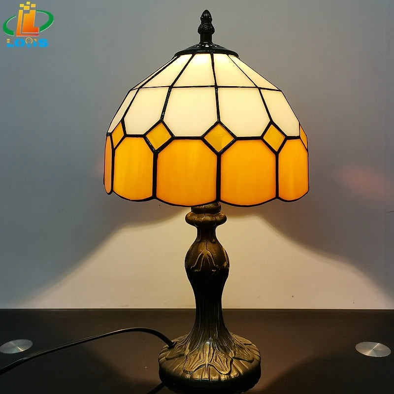 Luminária de Mesa Estilo Tiffany em Vidro Colorido – Base Clássica em Metal Envelhecido 8