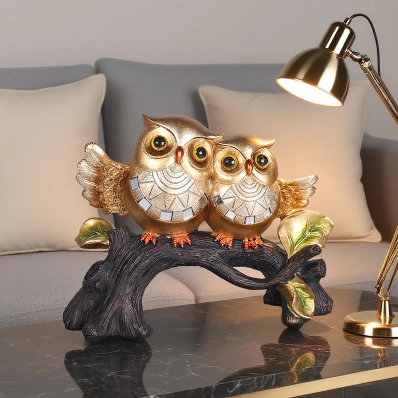 Estátua de Corujas em Resina com Toco de Árvore – Dupla Decorativa Artesanal para Mesa
