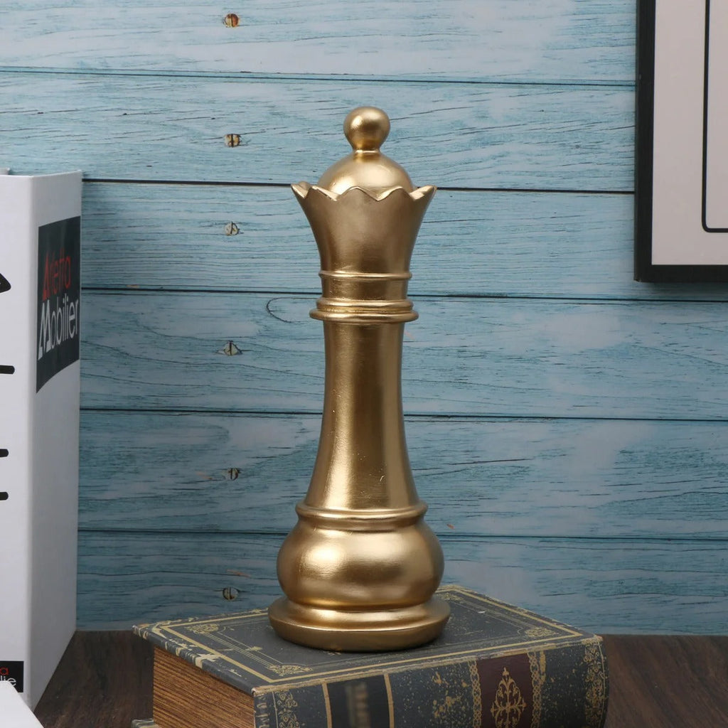Escultura Peça de Xadrez Dourada em Resina – Cavalo Decorativo para Sala