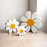 Kit 3 Margaridas Decorativas em Madeira – Ornamento Floral Vintage para Mesa e Parede