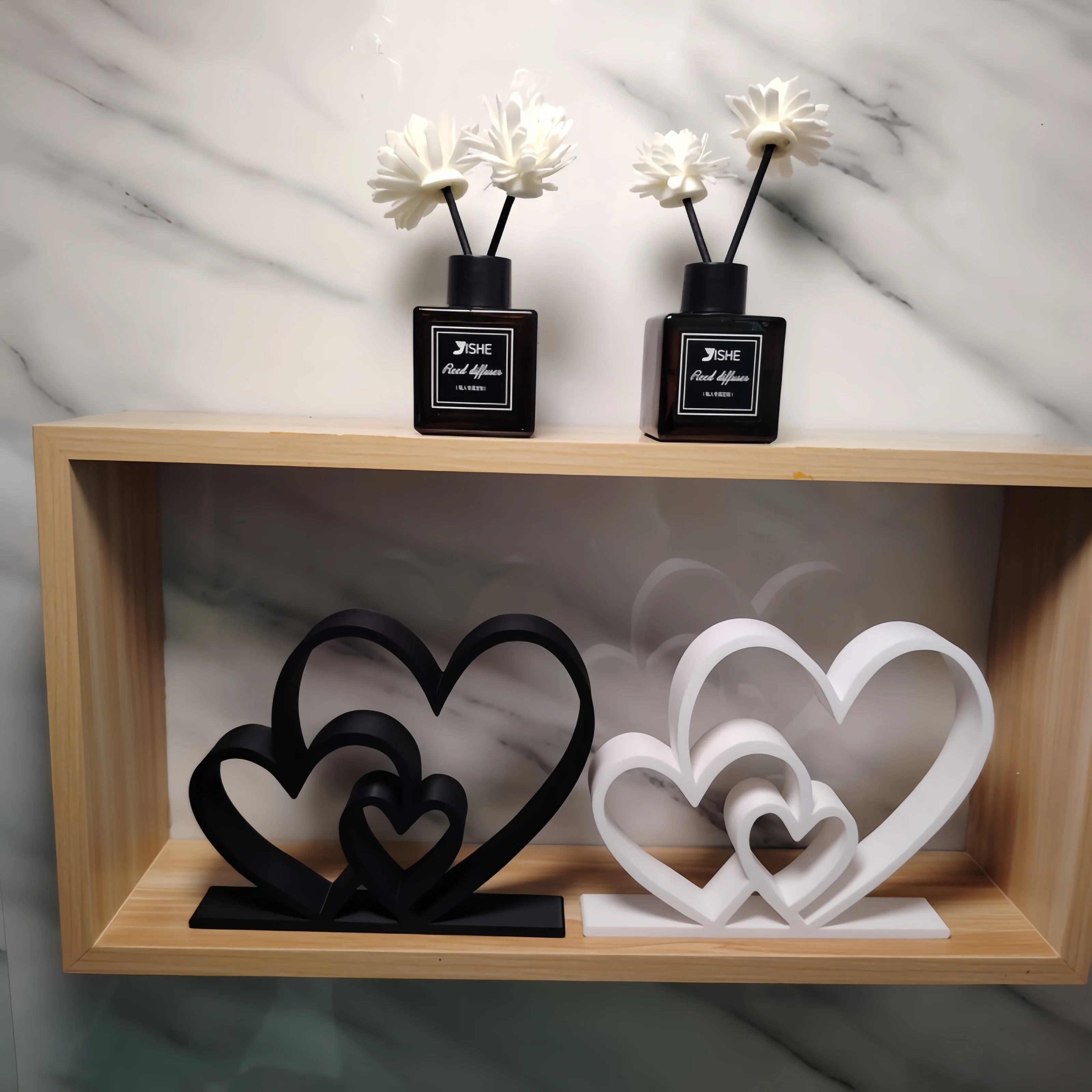 Escultura Decorativa Duplo Coração Entrelaçado – Ornamento de Amor para Mesa e Estante