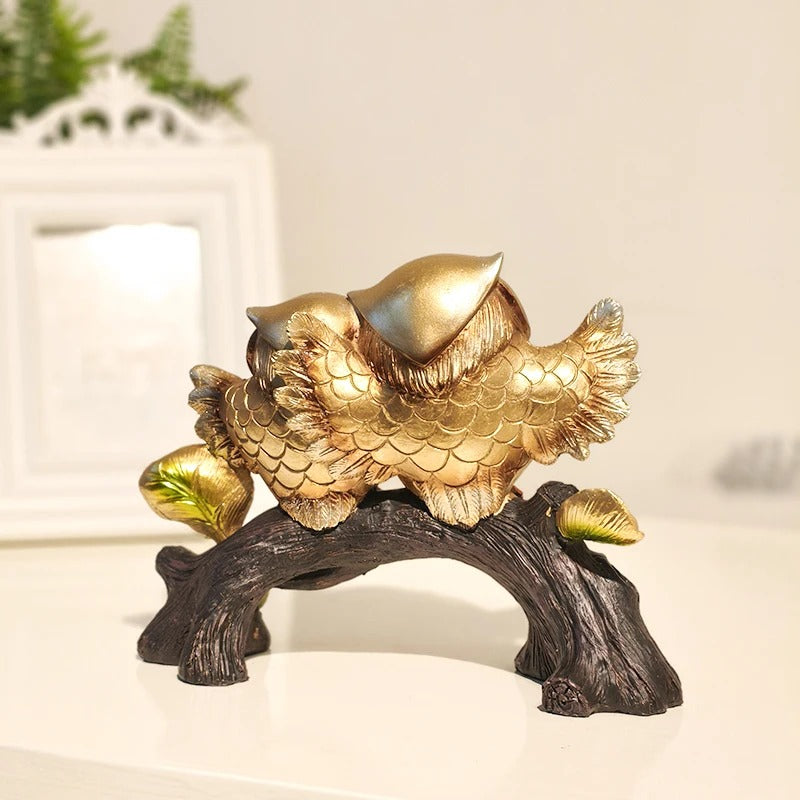Estátua de Corujas em Resina com Toco de Árvore – Dupla Decorativa Artesanal para Mesa