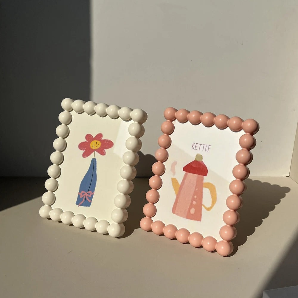 Porta-Retrato Decorativo com Borda de Contas – Fofo e Moderno 13x17,6cm