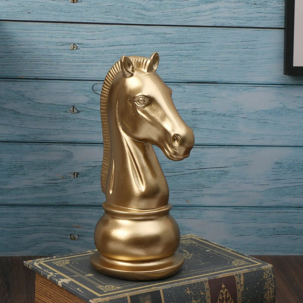 Escultura Peça de Xadrez Dourada em Resina – Cavalo Decorativo para Sala