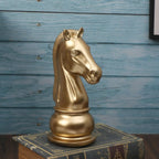 Escultura Peça de Xadrez Dourada em Resina – Cavalo Decorativo para Sala