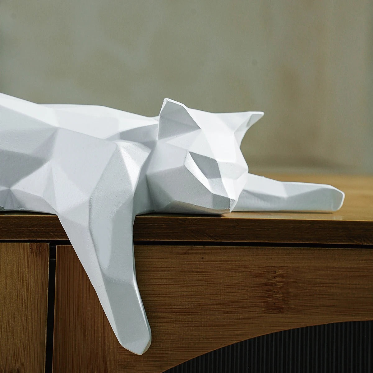 Estatueta Geométrica de Gato Deitado – Escultura Decorativa Moderna