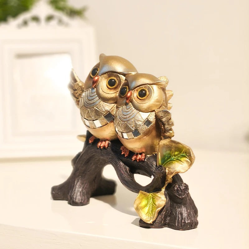Estátua de Corujas em Resina com Toco de Árvore – Dupla Decorativa Artesanal para Mesa