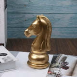 Escultura Peça de Xadrez Dourada em Resina – Cavalo Decorativo para Sala