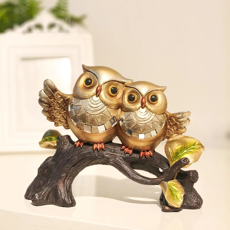 Estátua de Corujas em Resina com Toco de Árvore – Dupla Decorativa Artesanal para Mesa
