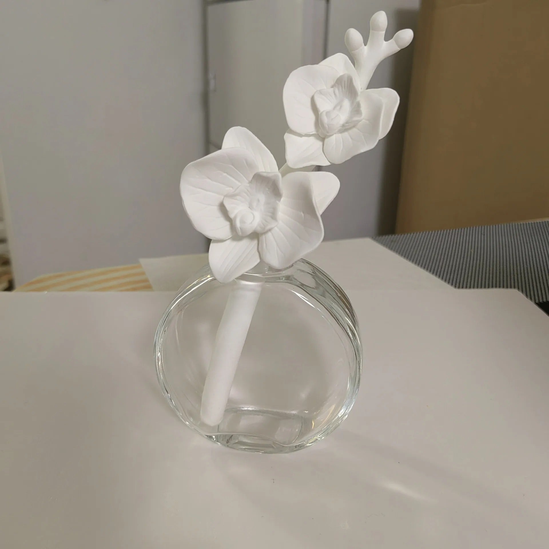 Difusor de Ambiente com Orquídea em Cerâmica e Frasco de Vidro