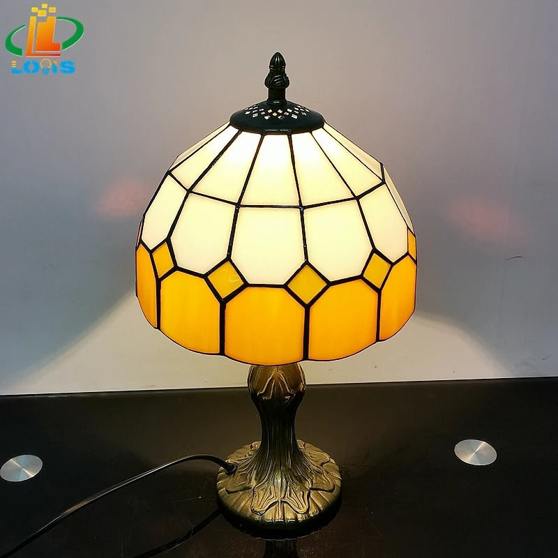 Luminária de Mesa Estilo Tiffany em Vidro Colorido – Base Clássica em Metal Envelhecido 8