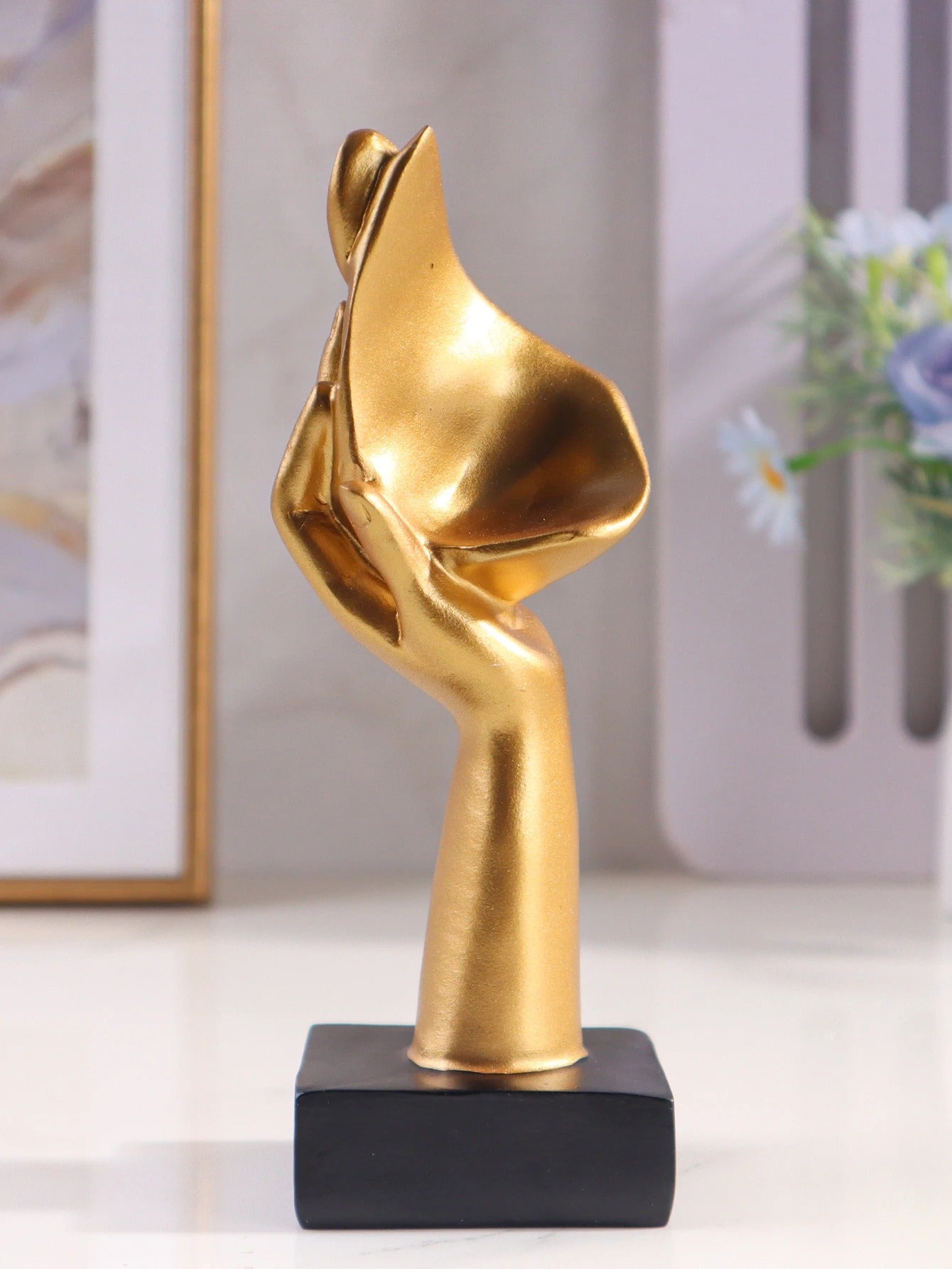 Escultura Rosto Dourado em Resina – Estatueta Decorativa de Arte Moderna