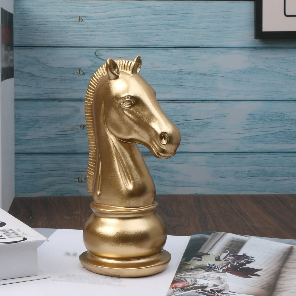 Escultura Peça de Xadrez Dourada em Resina – Cavalo Decorativo para Sala