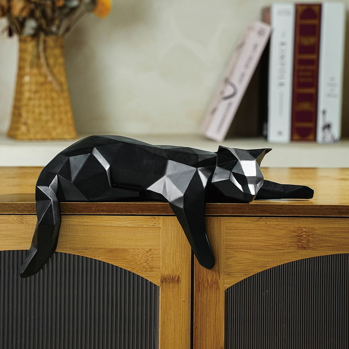 Estatueta Geométrica de Gato Deitado – Escultura Decorativa Moderna