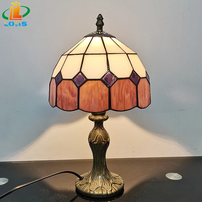 Luminária de Mesa Estilo Tiffany em Vidro Colorido – Base Clássica em Metal Envelhecido 8