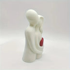 Estátua de Casal com Coração – Escultura de Abraço em Arte Moderna 3D