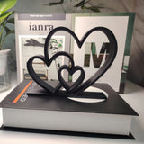 Escultura Decorativa Duplo Coração Entrelaçado – Ornamento de Amor para Mesa e Estante