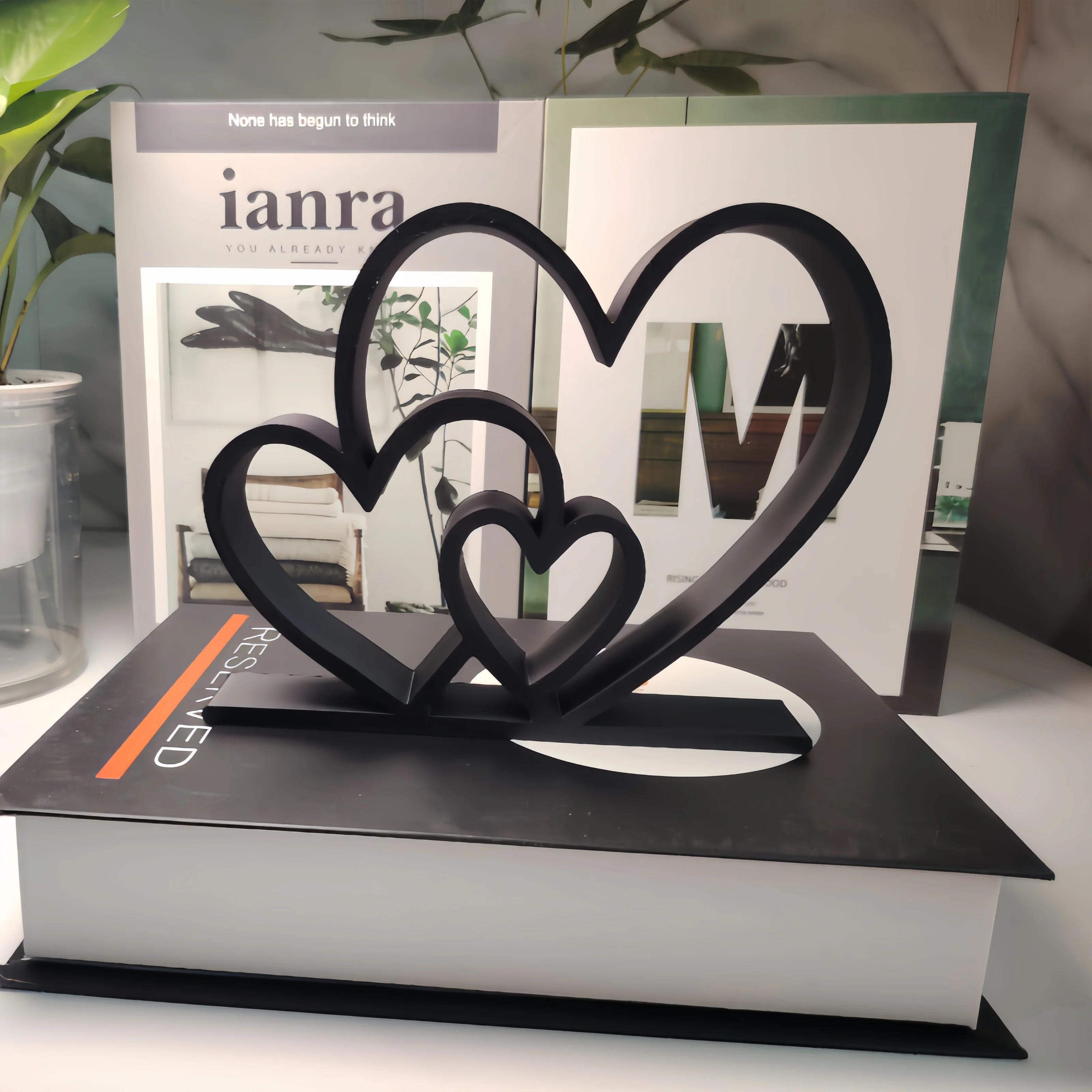Escultura Decorativa Duplo Coração Entrelaçado – Ornamento de Amor para Mesa e Estante