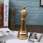 Escultura Peça de Xadrez Dourada em Resina – Cavalo Decorativo para Sala