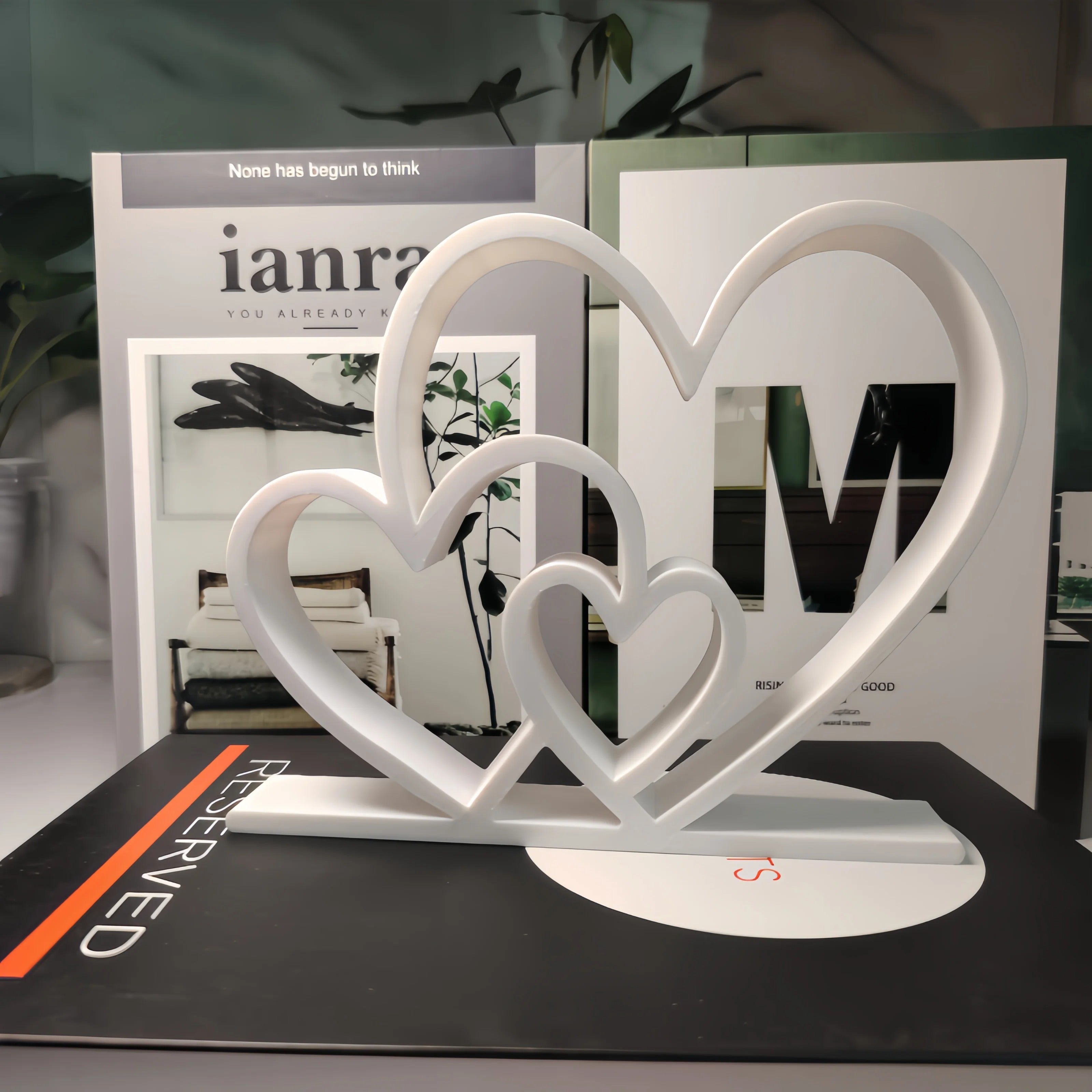 Escultura Decorativa Duplo Coração Entrelaçado – Ornamento de Amor para Mesa e Estante