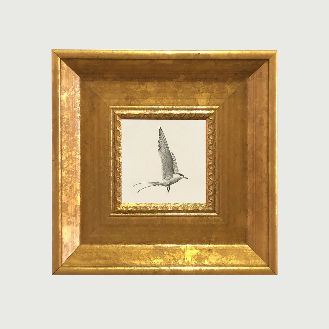 Moldura Decorativa Dourada Estilo Francês com Arte Vintage
