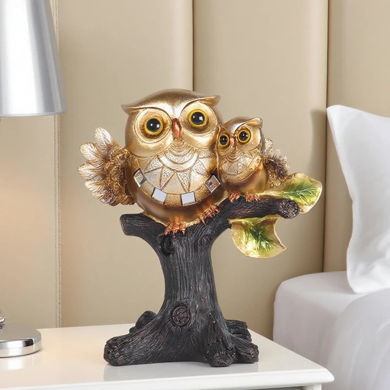 Estátua de Corujas em Resina com Toco de Árvore – Dupla Decorativa Artesanal para Mesa