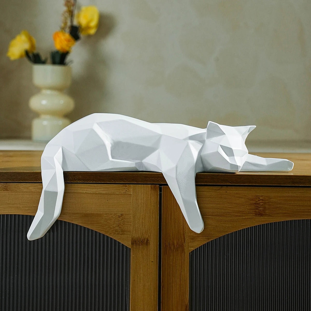 Estatueta Geométrica de Gato Deitado – Escultura Decorativa Moderna