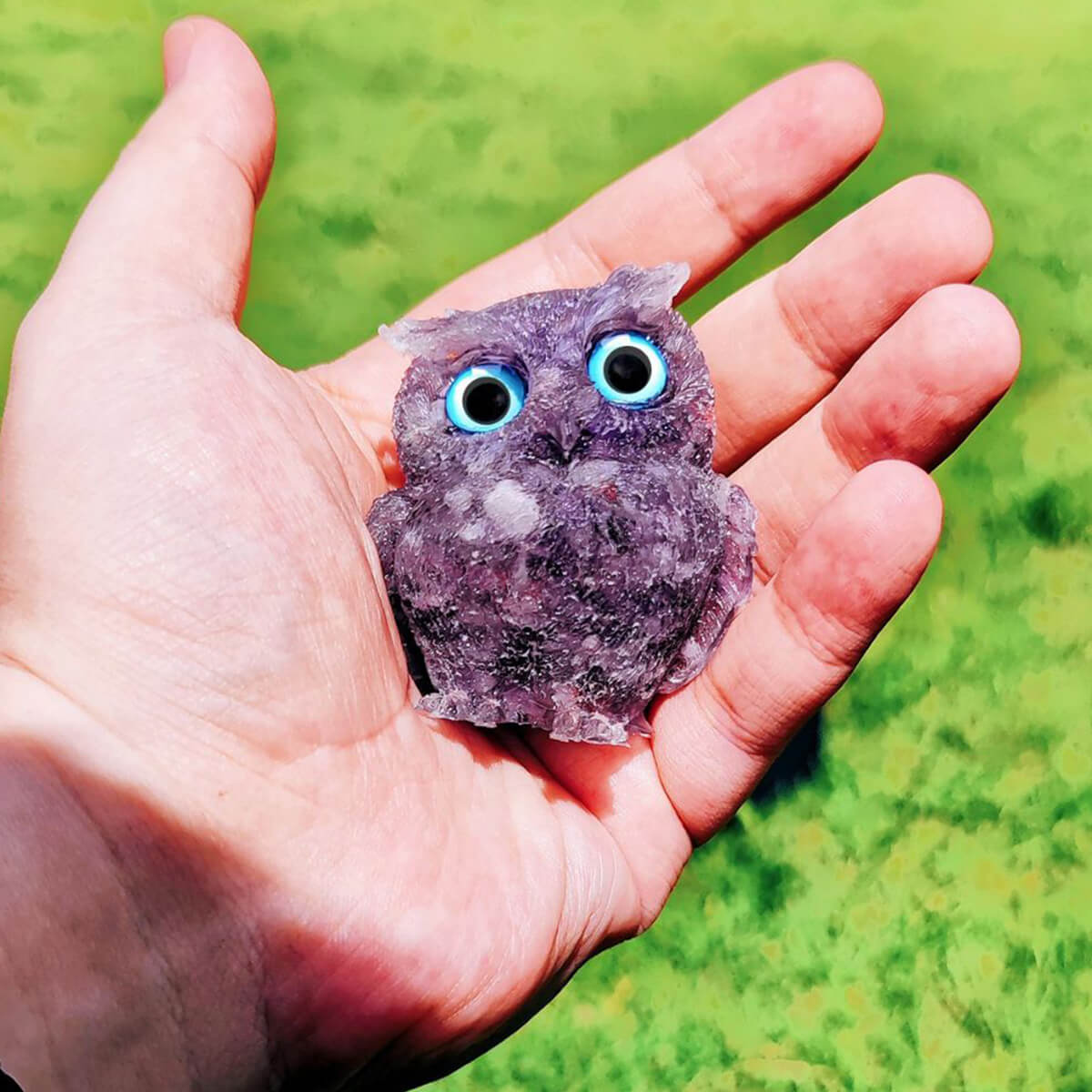 Corujinha Decorativa em Resina com Pedra de Ametista – Símbolo de Sabedoria e Proteção